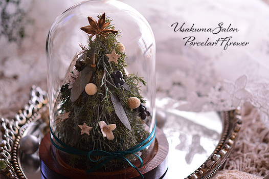 ガラスドームに入った可愛らしいクリスマスツリー |